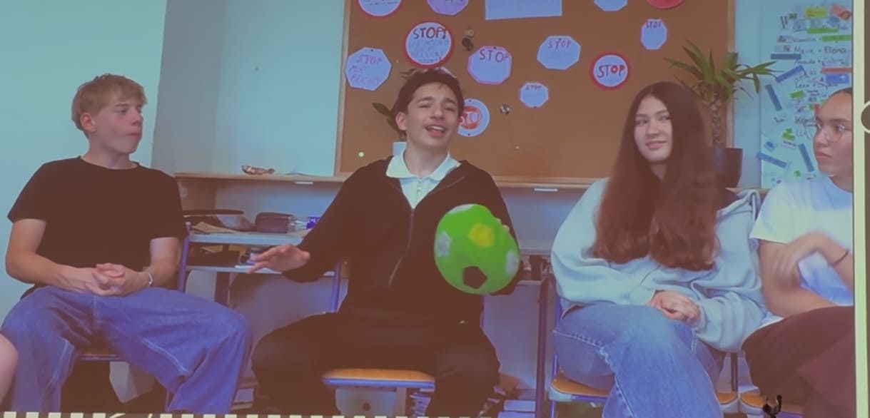 Schüler:innen aus den Videos, in denen sie über die Stücktexte und die themen dahinter sprachen