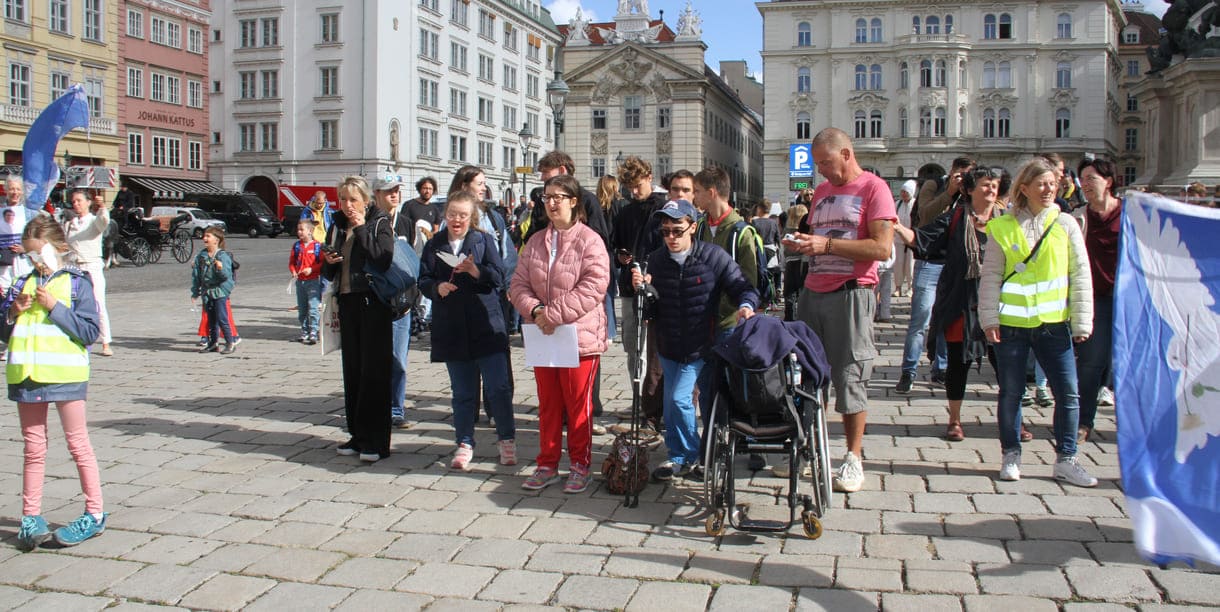 Friedensbewegte Kinder und Jugendliche in der Wiener Innenstadt