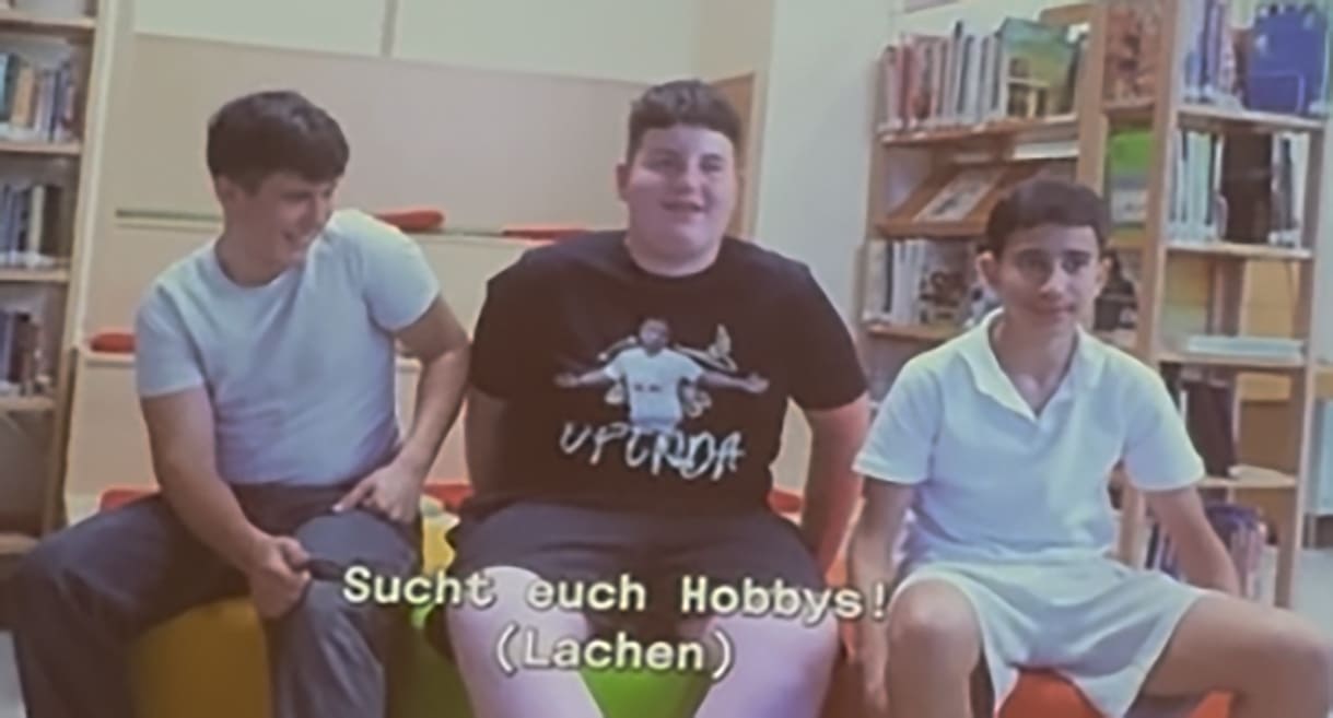 Schüler:innen aus den Videos, in denen sie über die Stücktexte und die themen dahinter sprachen
