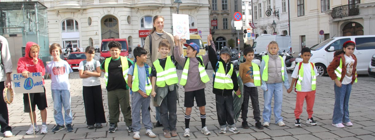 Friedensbewegte Kinder und Jugendliche in der Wiener Innenstadt