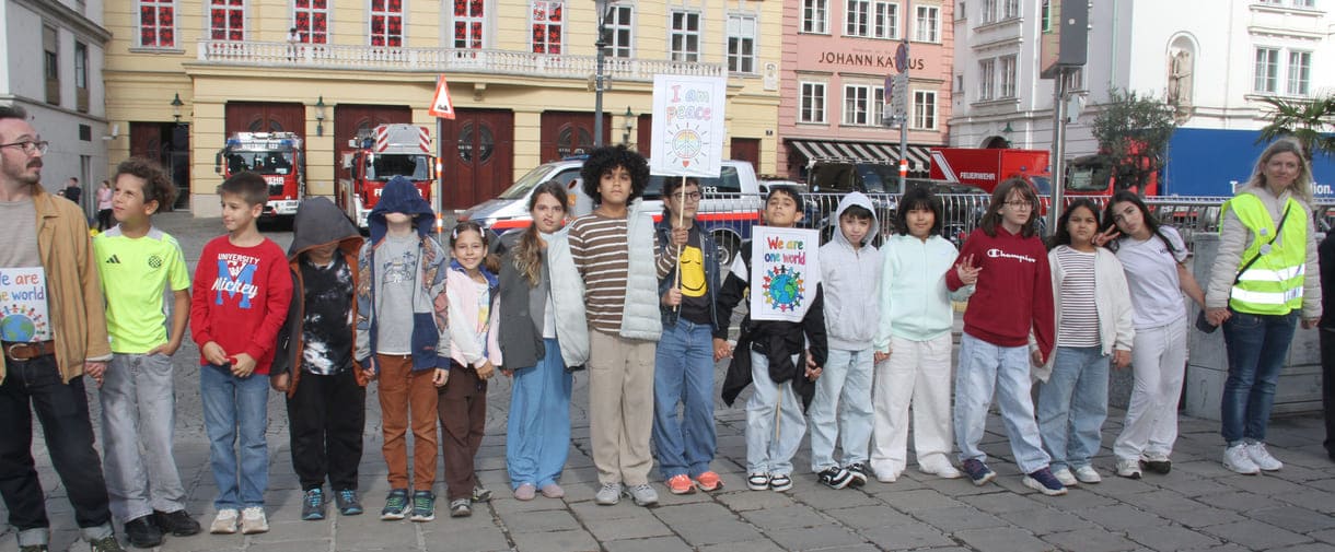 Friedensbewegte Kinder und Jugendliche in der Wiener Innenstadt