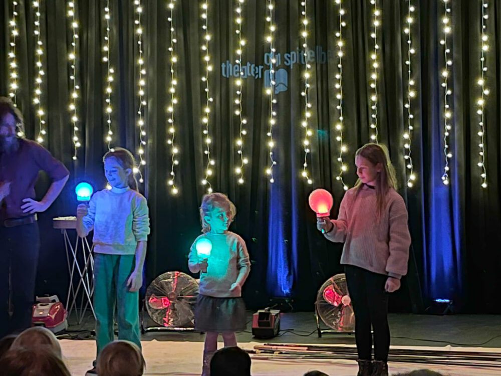 Hin und wieder dürfen Kinder auf die Bühne - die Seifenblasen dieser drei verwandeln sich in bunte Leuchtkugeln