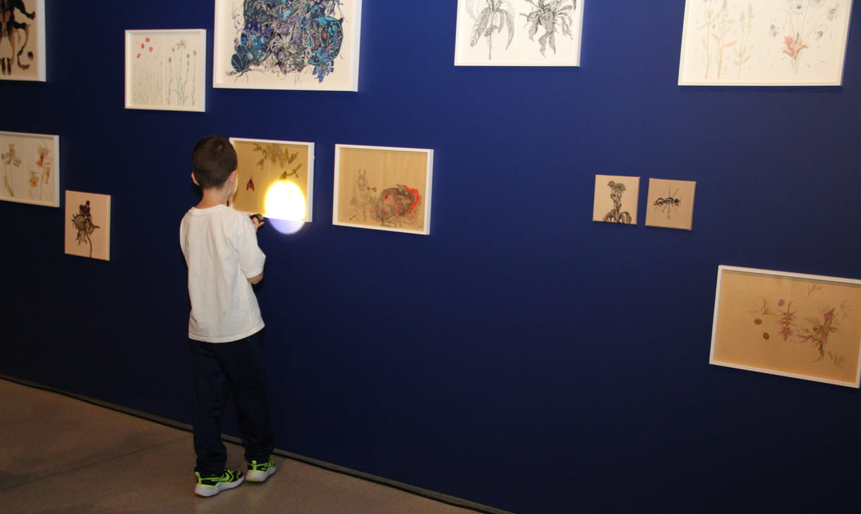 Kinder betrachten Ausstellungsbilder