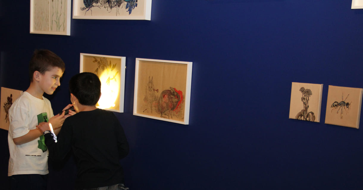 Kinder betrachten Ausstellungsbilder