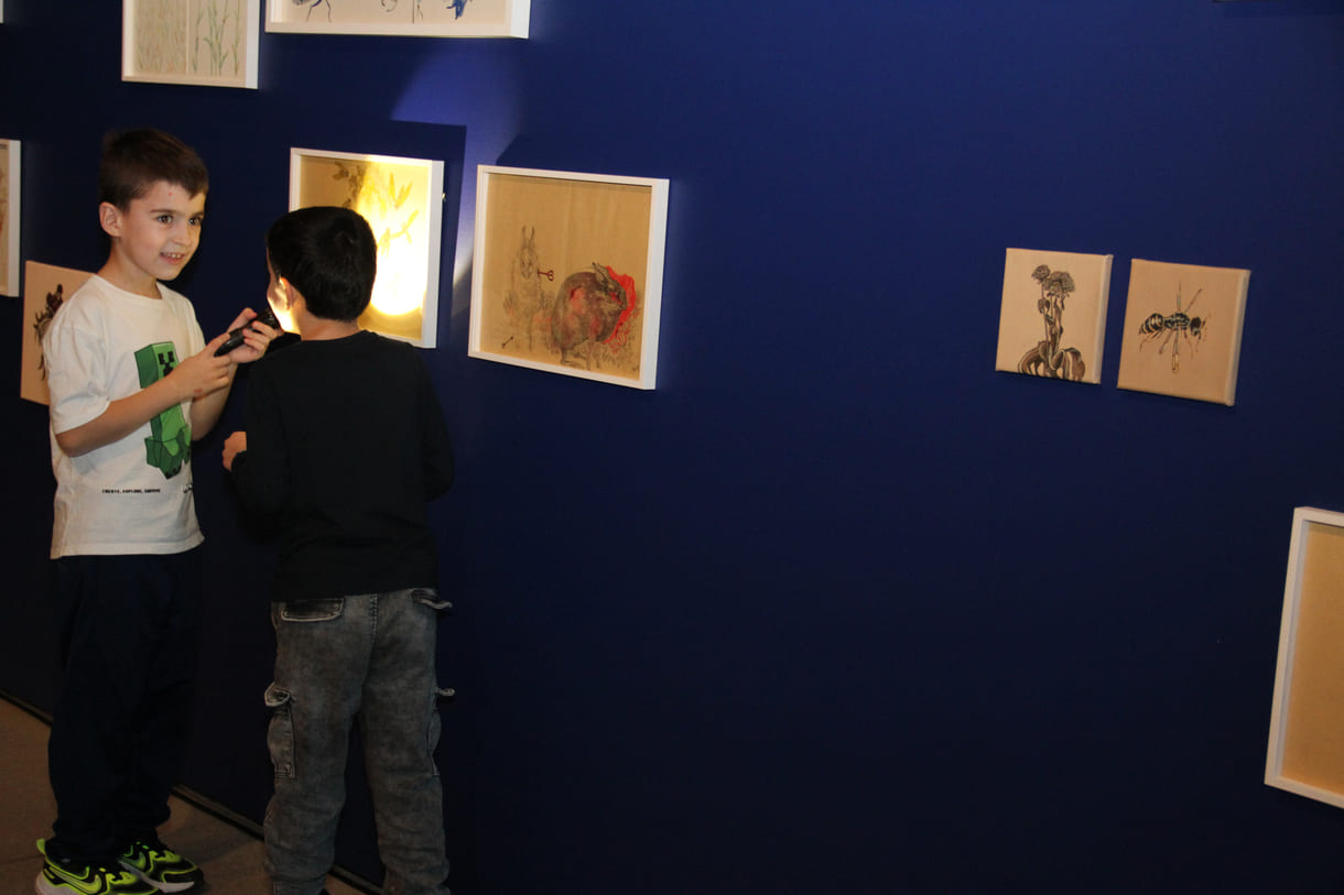 Kinder betrachten Ausstellungsbilder