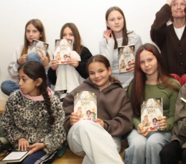 Jugendliche mit den neuen Büchern