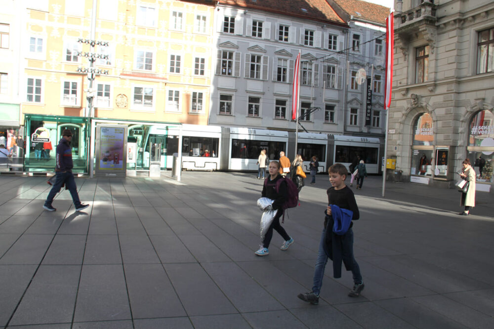 KinderParlamentarier:innen vor dem Grazer Rathaus