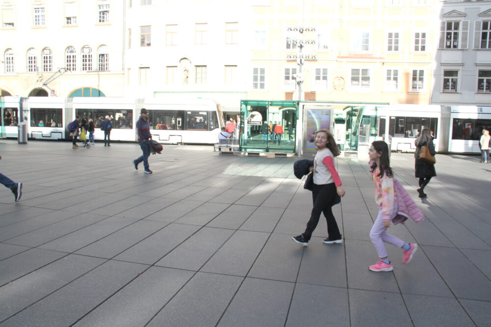 KinderParlamentarier:innen vor dem Grazer Rathaus