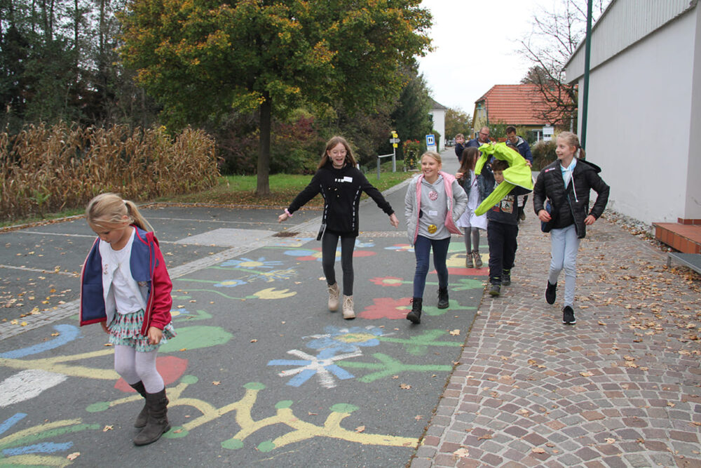 Kindergemeinderät:innen führen den Journalisten durch einen Teil des Ortes