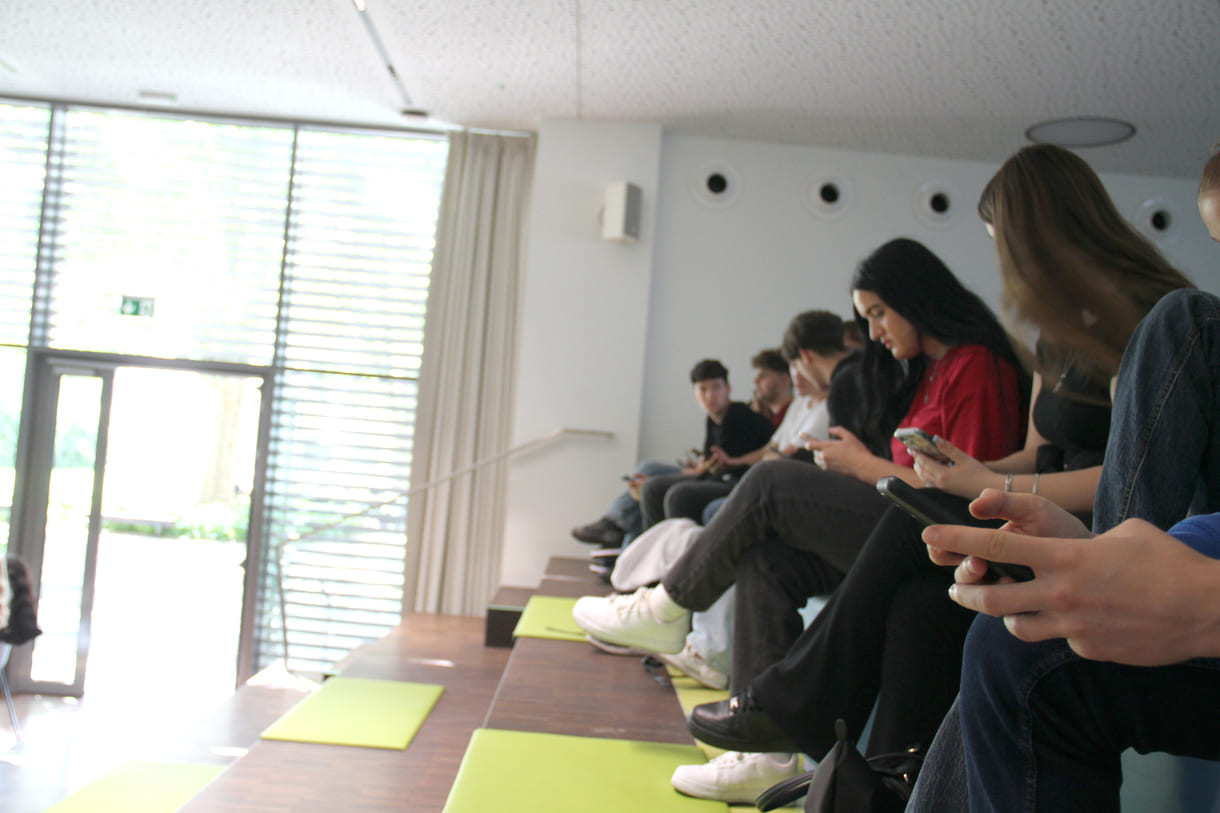 Schüler:innen müssen natürlich mit ihren Handys abstimmen