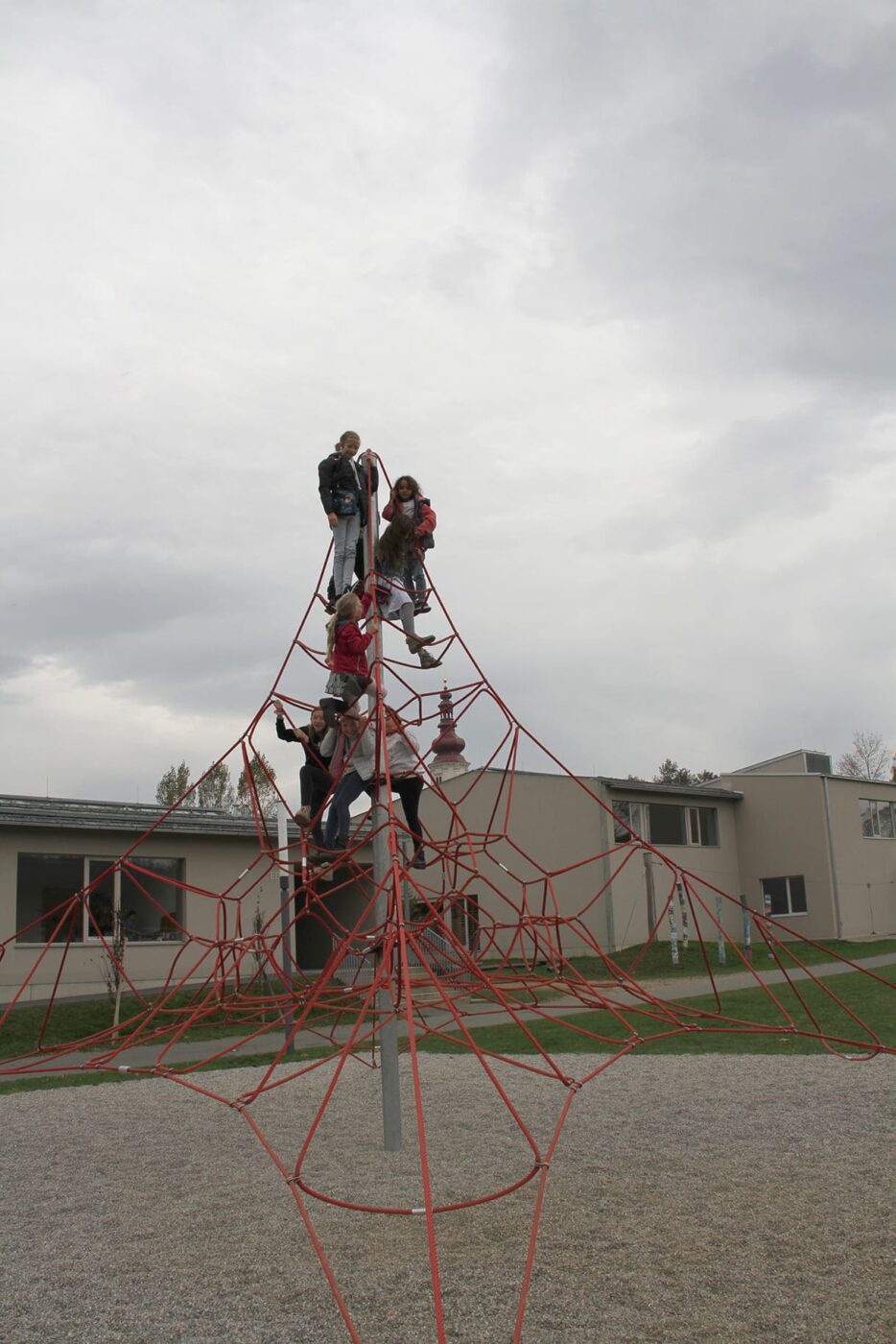 Hoch hinauf - das Klettergerüst vor der Volksschule macht Lust auf Bewegung