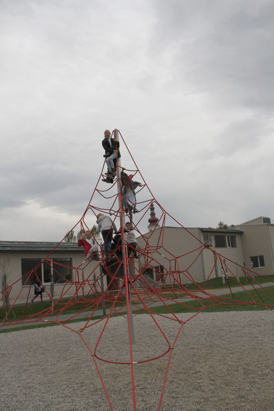Hoch hinauf - das Klettergerüst vor der Volksschule macht Lust auf Bewegung