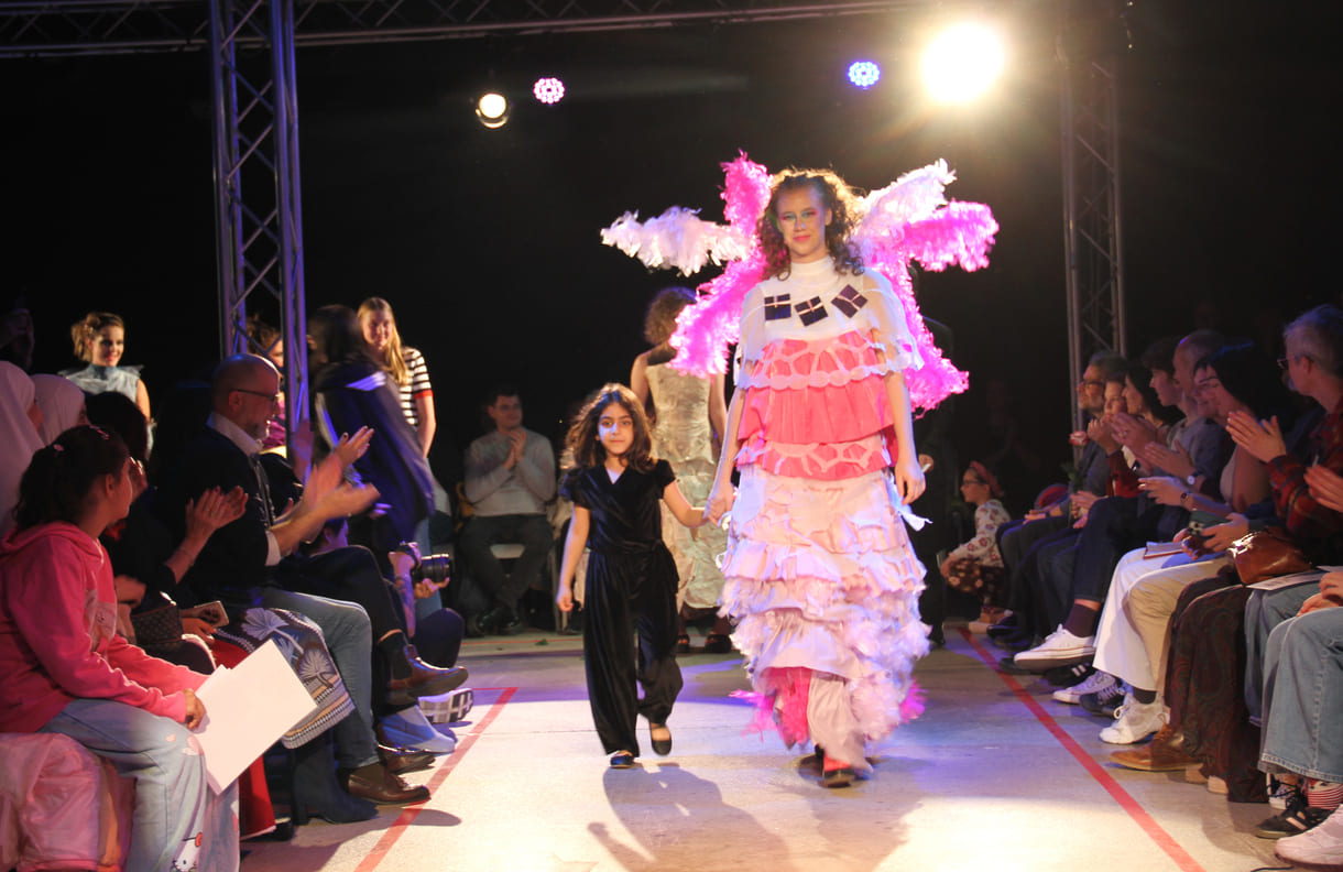 Jung-Designer:in und ihr Model