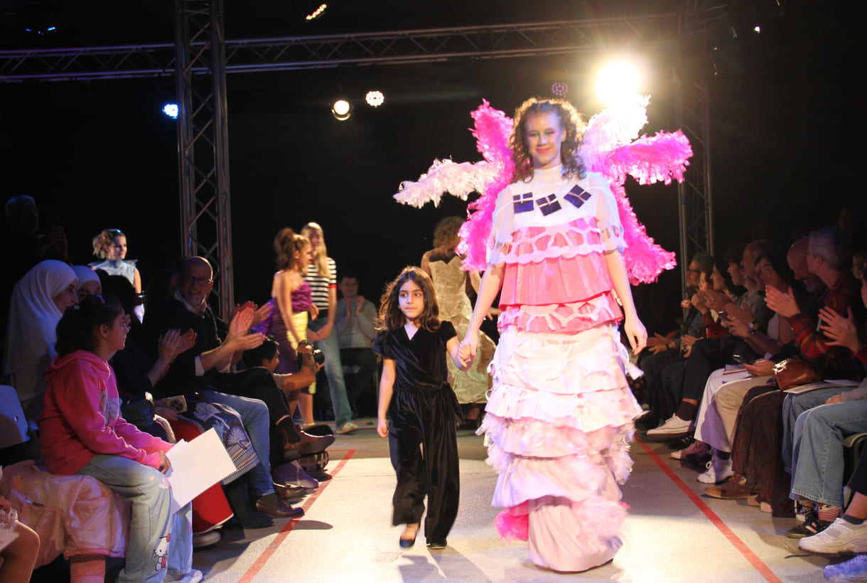 Jung-Designer:in und ihr Model