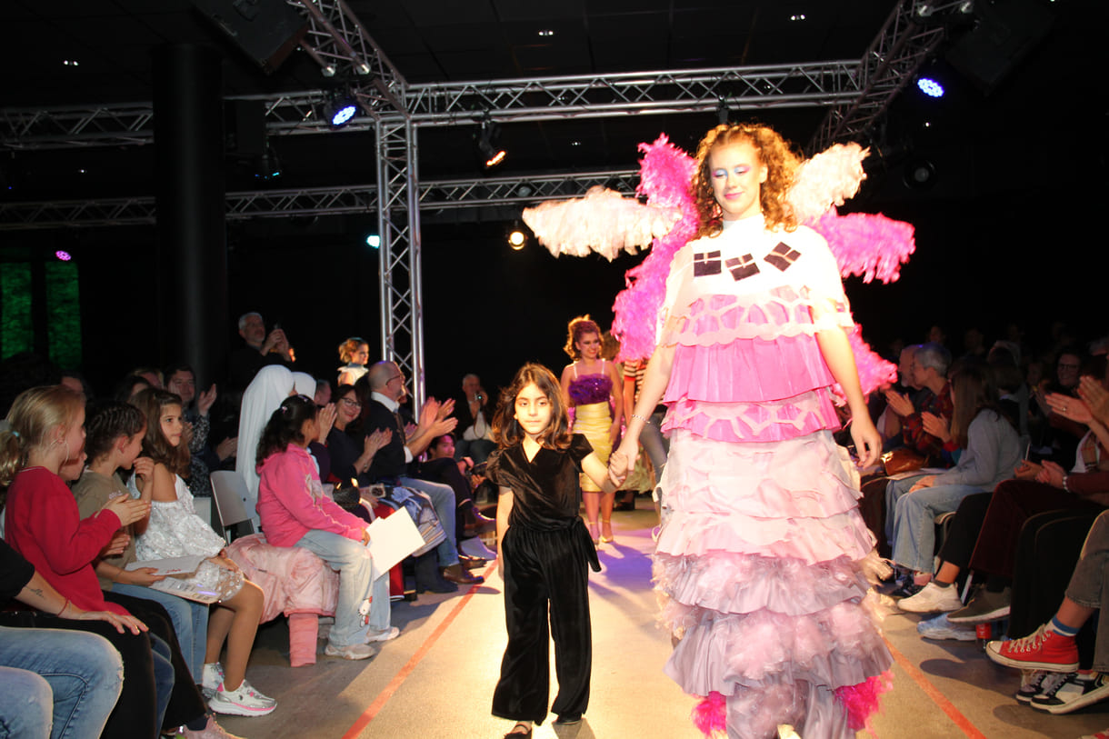 Jung-Designer:in und ihr Model