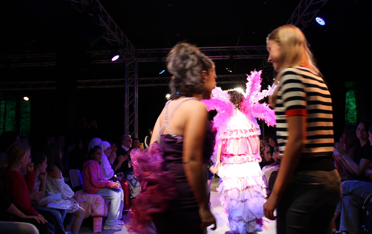 Jung-Designer:in und ihr Model
