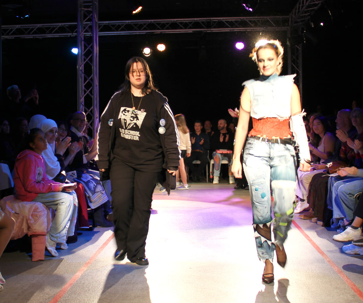 Jung-Designer:in und ihr Model