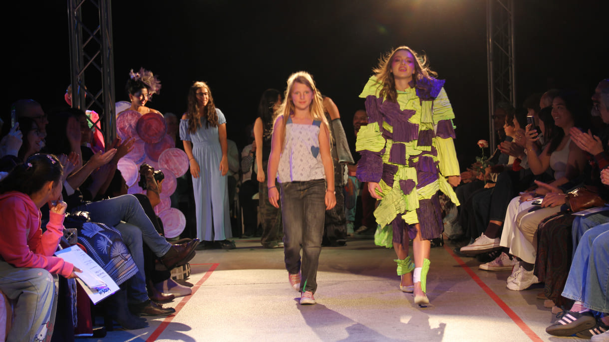 Jung-Designer:in und ihr Model