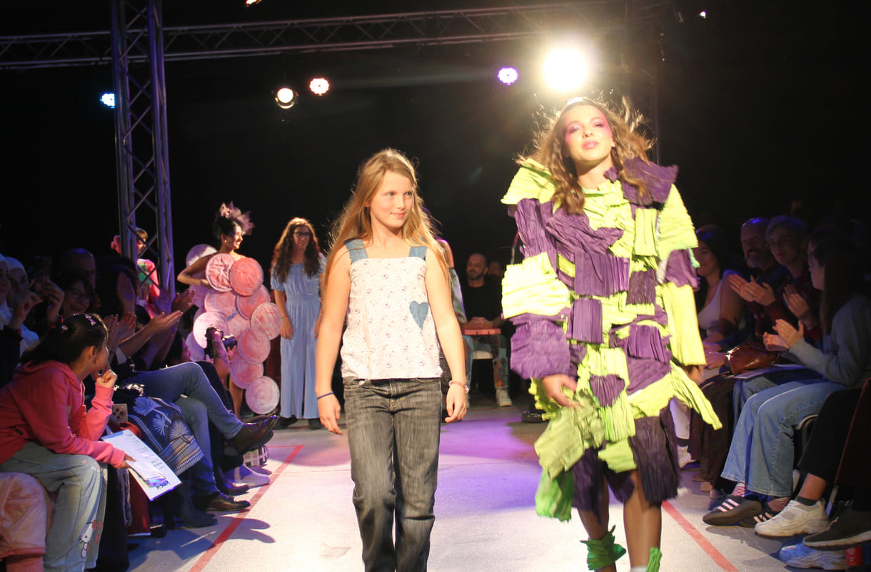 Jung-Designer:in und ihr Model