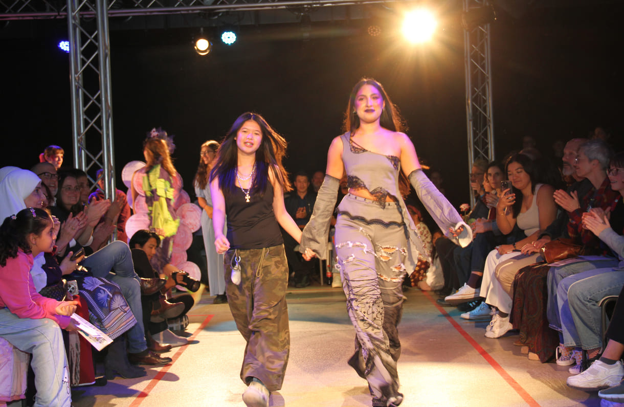 Jung-Designer:in und ihr Model