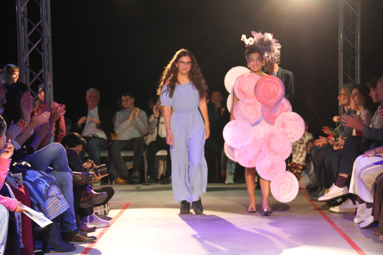 Jung-Designer:in und ihr Model