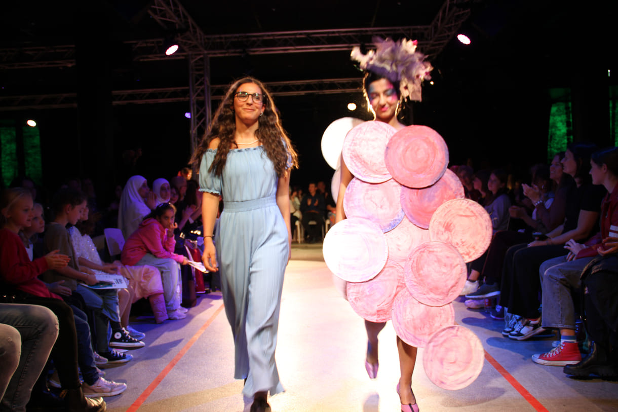 Jung-Designer:in und ihr Model