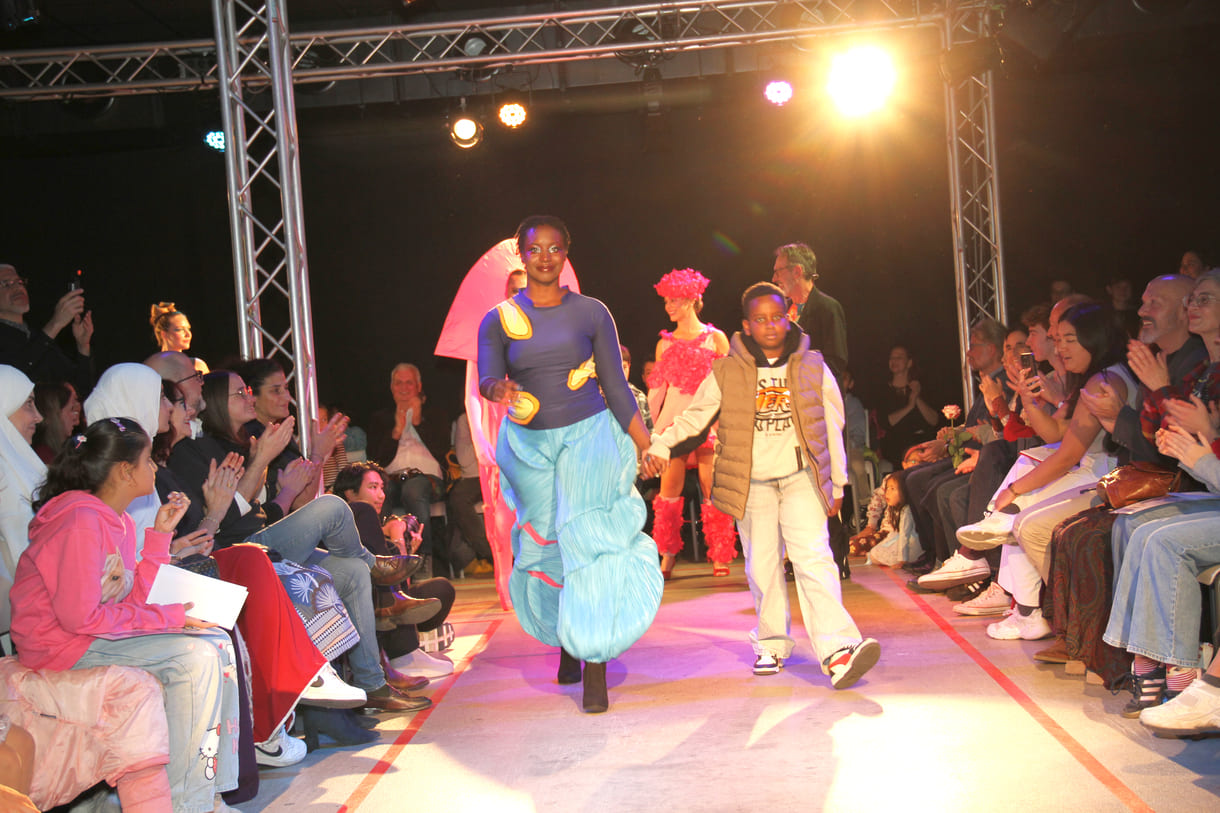 Jung-Designer:in und ihr Model