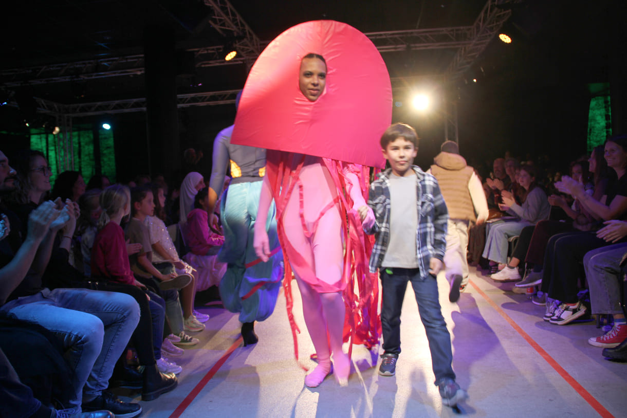 Jung-Designer:in und ihr Model