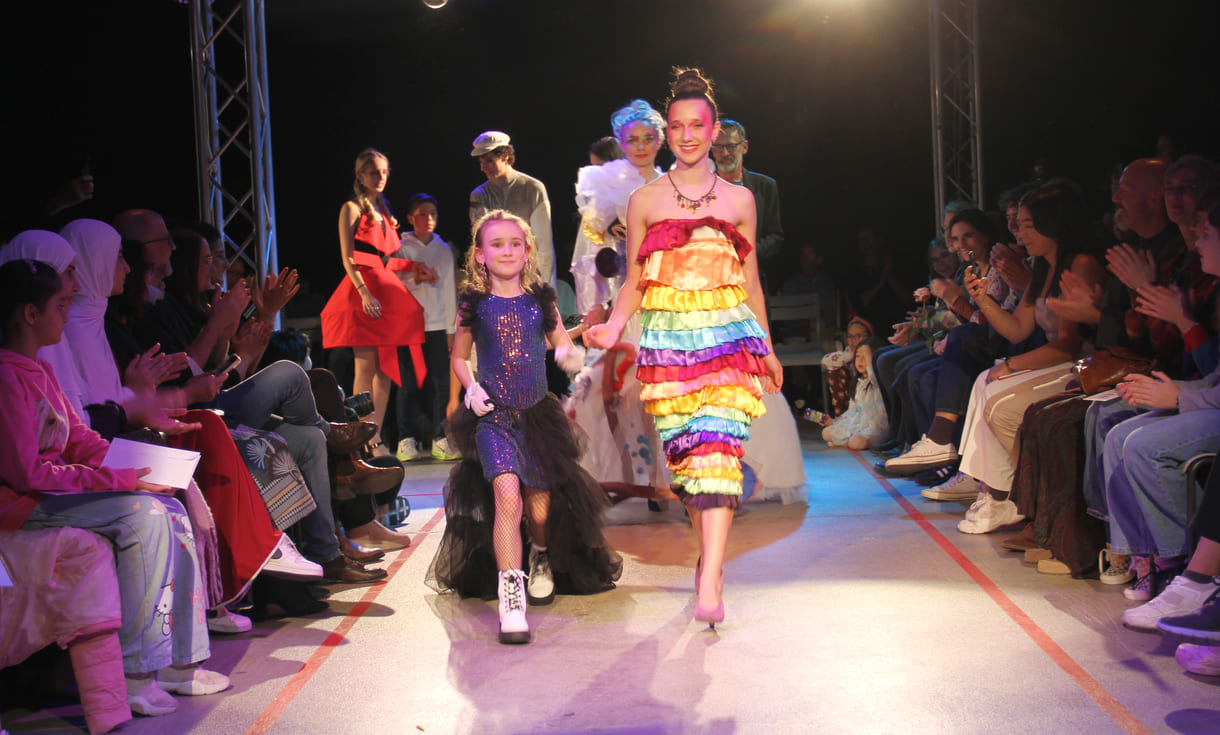 Jung-Designer:in und ihr Model