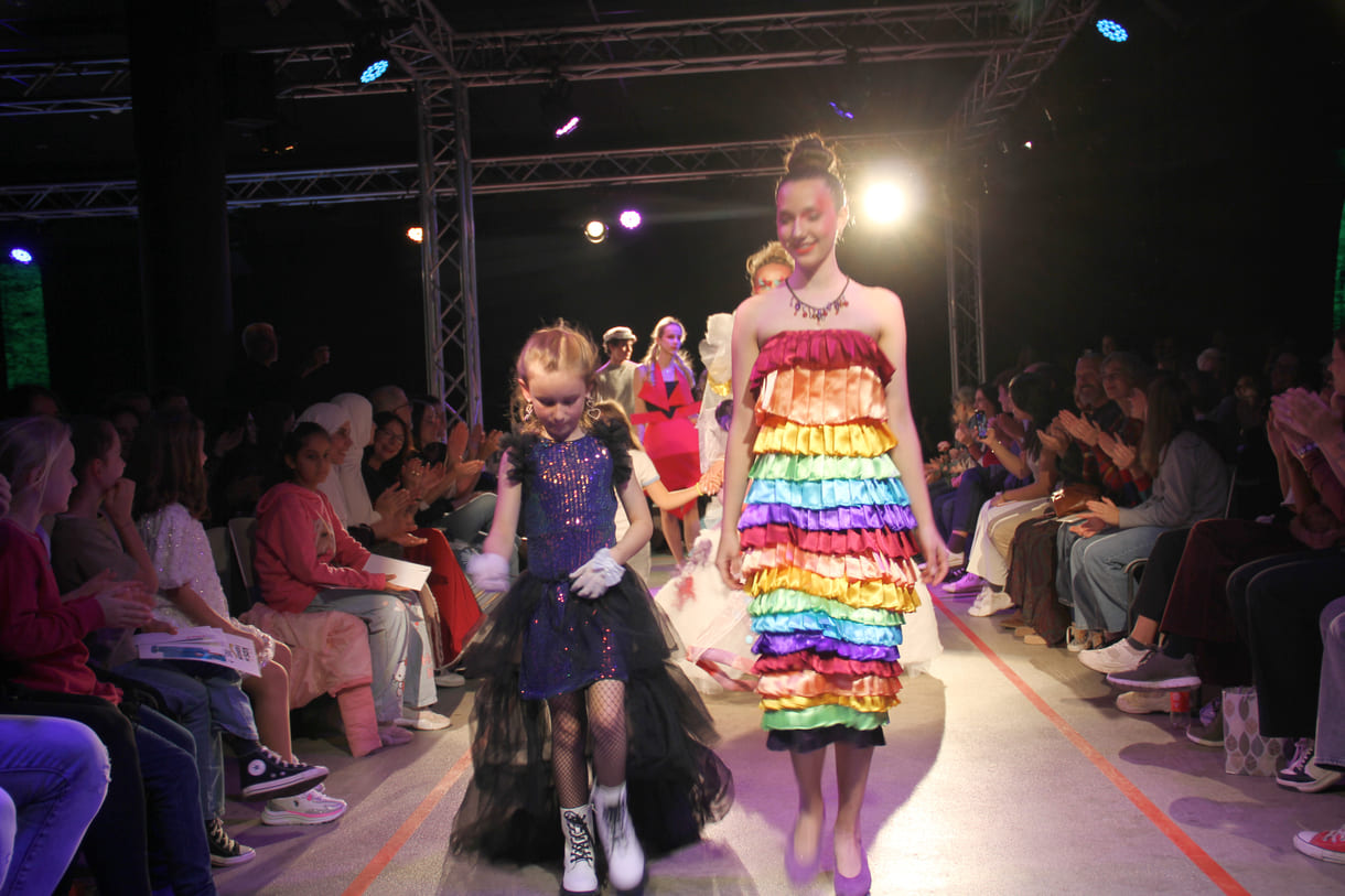 Jung-Designer:in und ihr Model