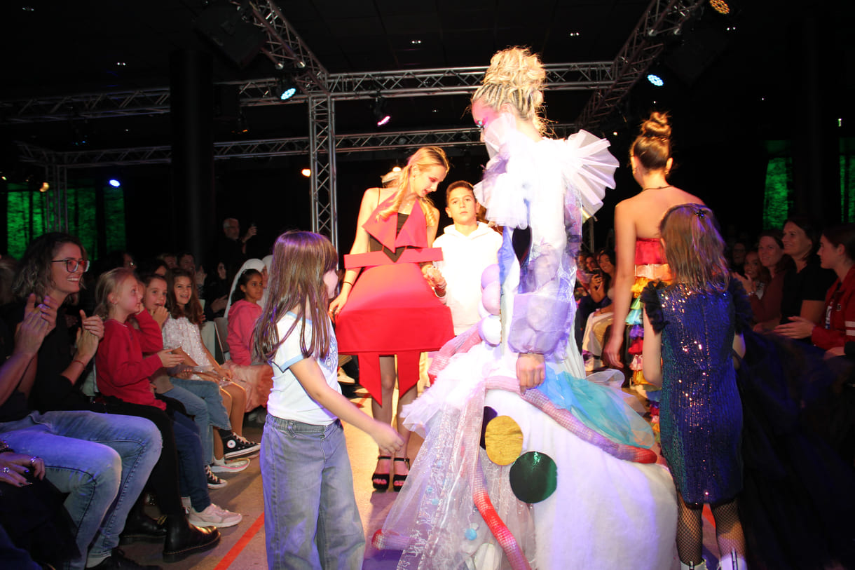 Jung-Designer:in und ihr Model