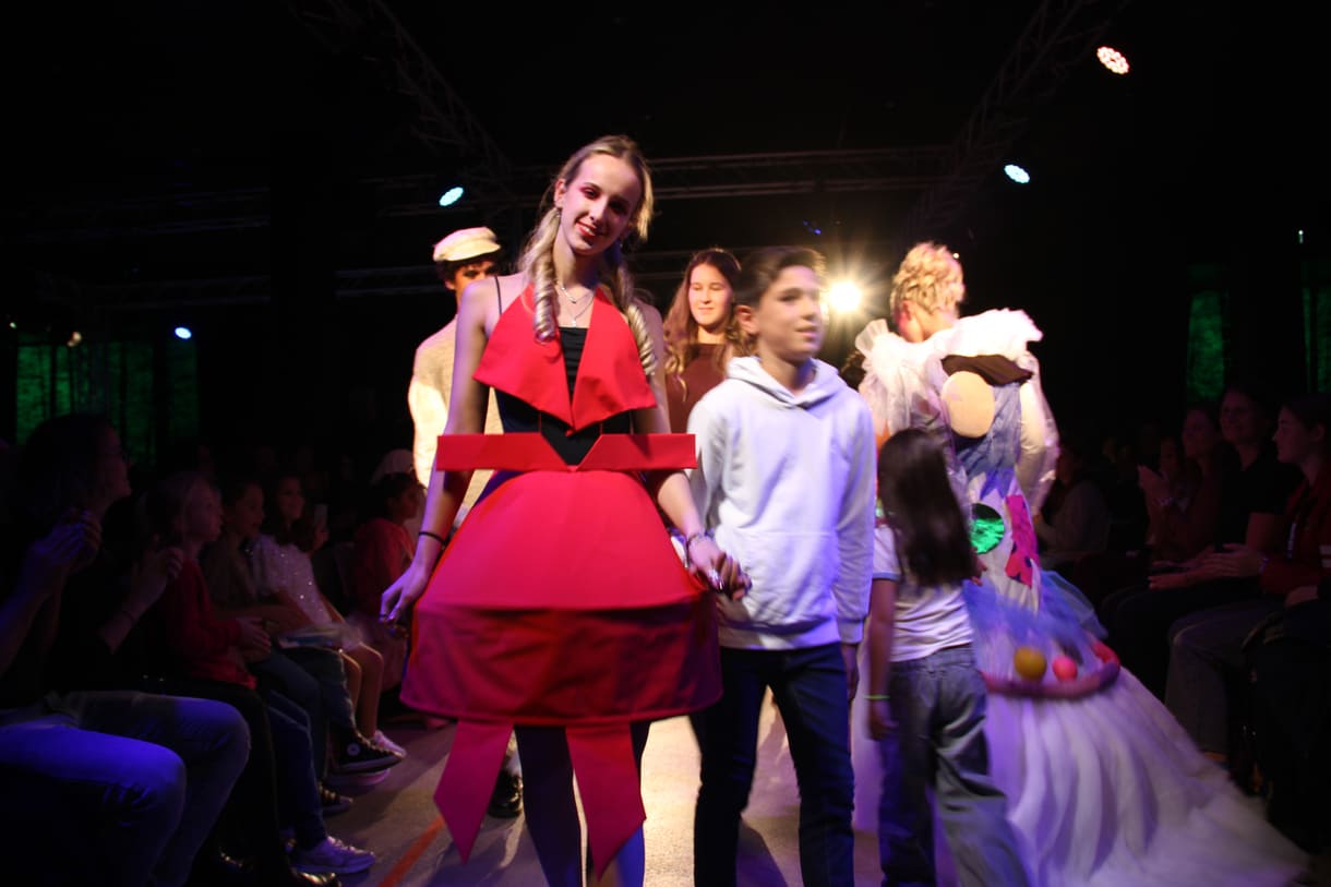 Jung-Designer:in und ihr Model