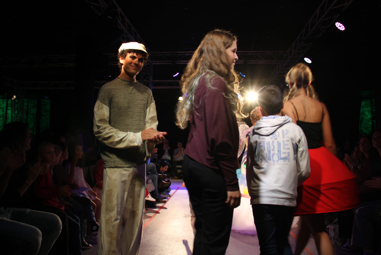 Jung-Designer:in und ihr Model