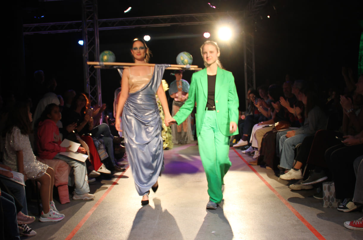 Jung-Designer:in und ihr Model