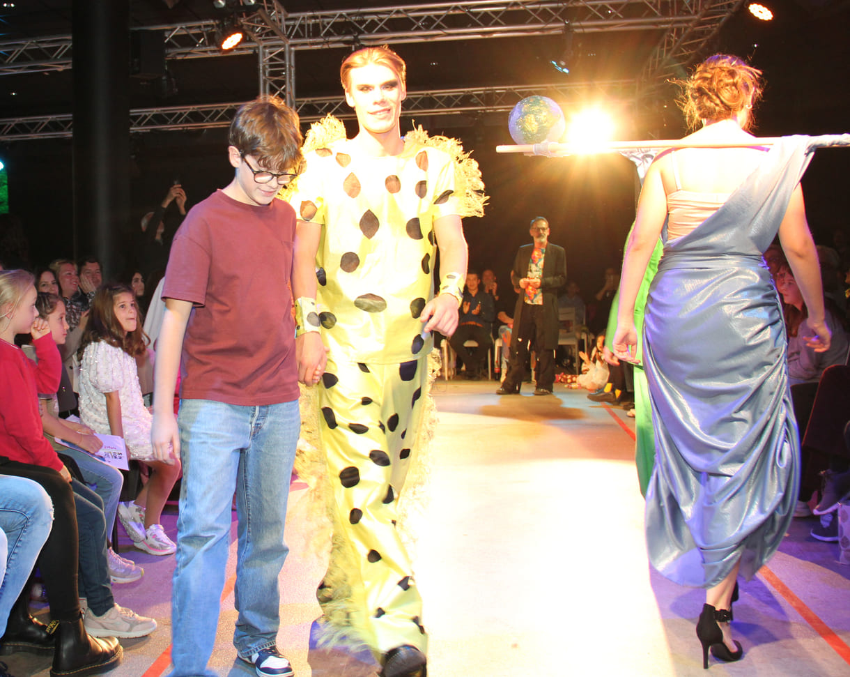 Jung-Designer:in und ihr Model