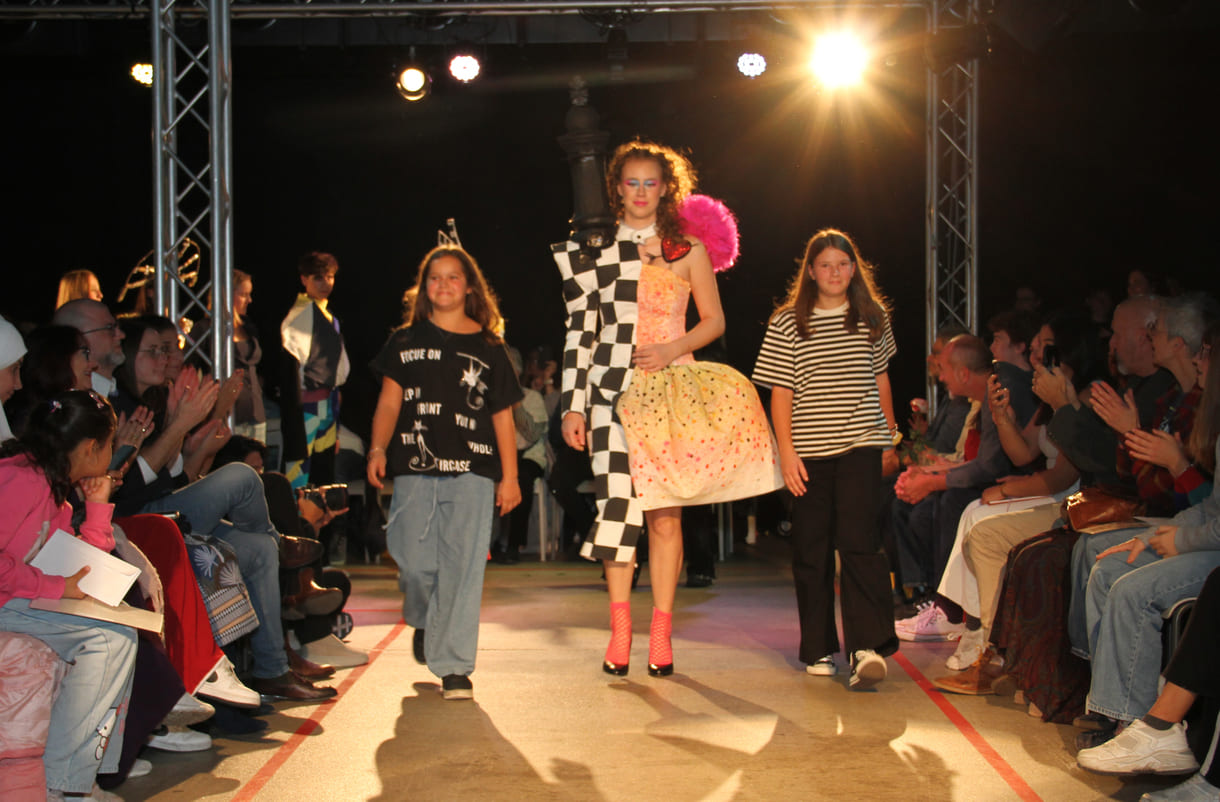 Jung-Designer:in und ihr Model