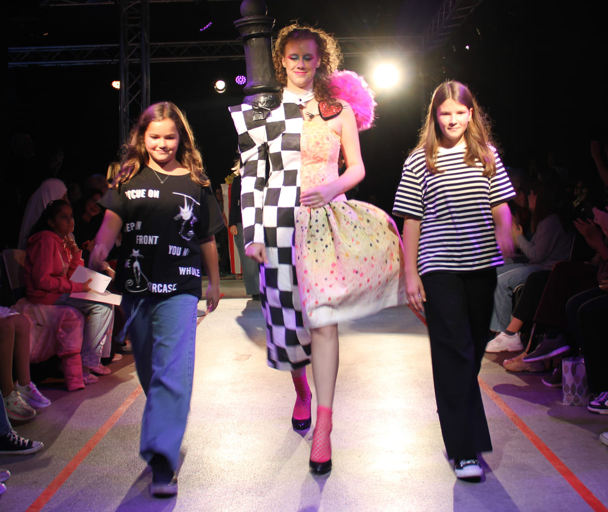 Jung-Designer:in und ihr Model