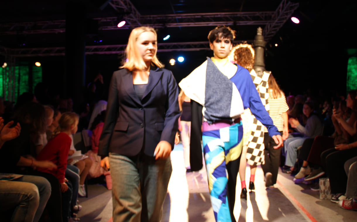 Jung-Designer:in und ihr Model
