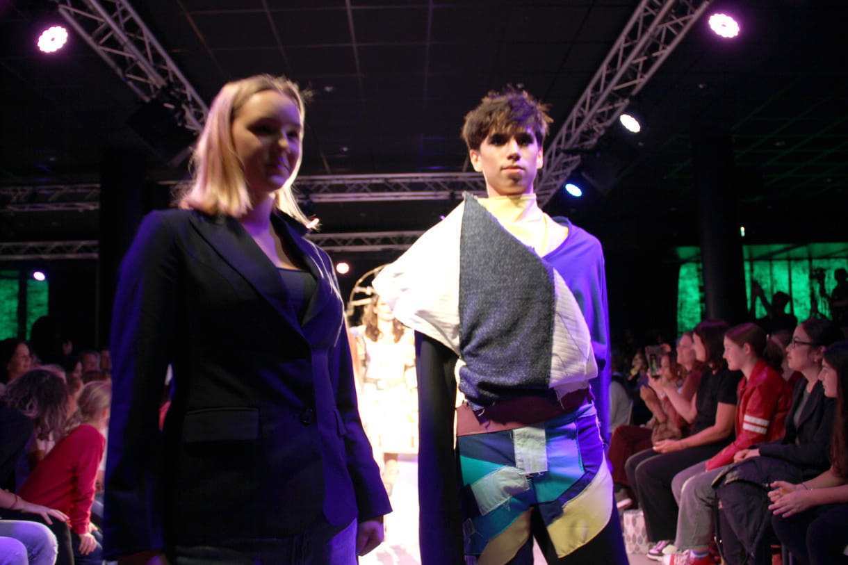 Jung-Designer:in und ihr Model