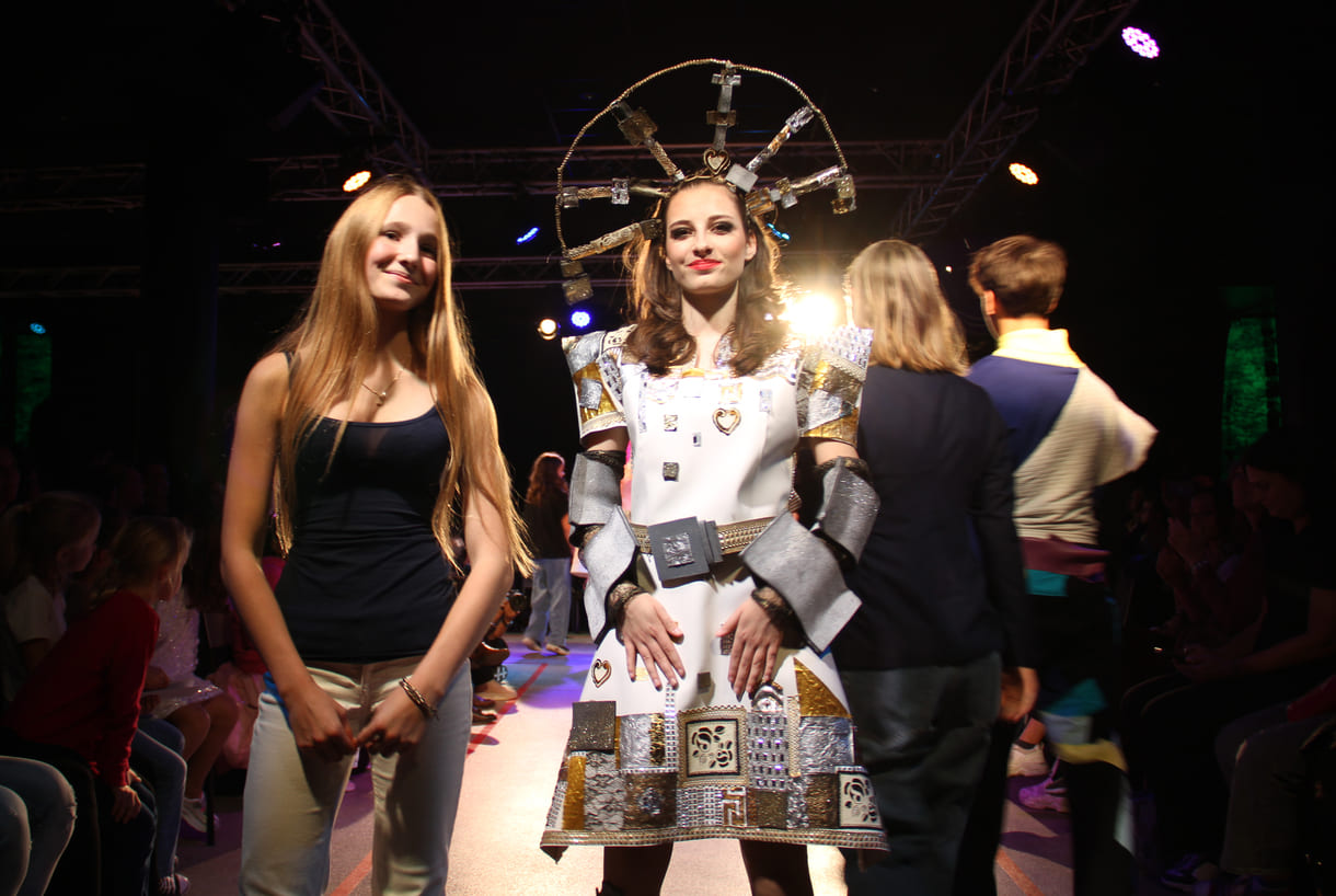 Jung-Designer:in und ihr Model