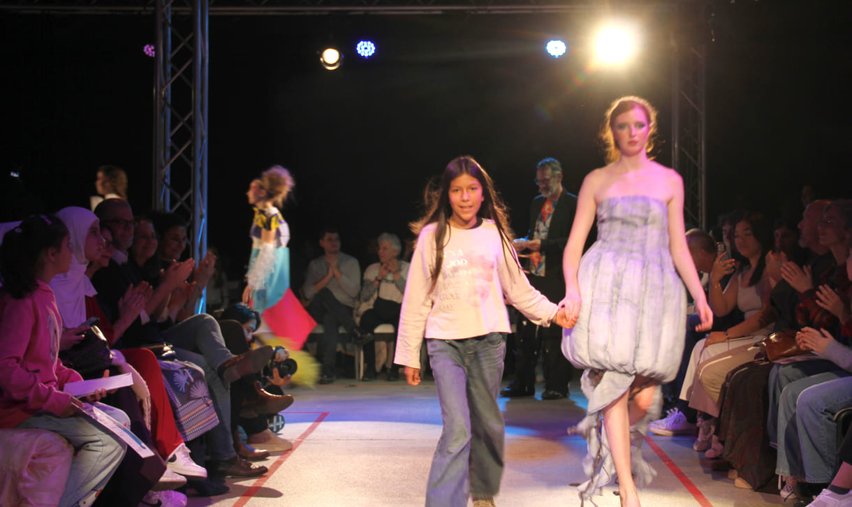 Jung-Designer:in und ihr Model