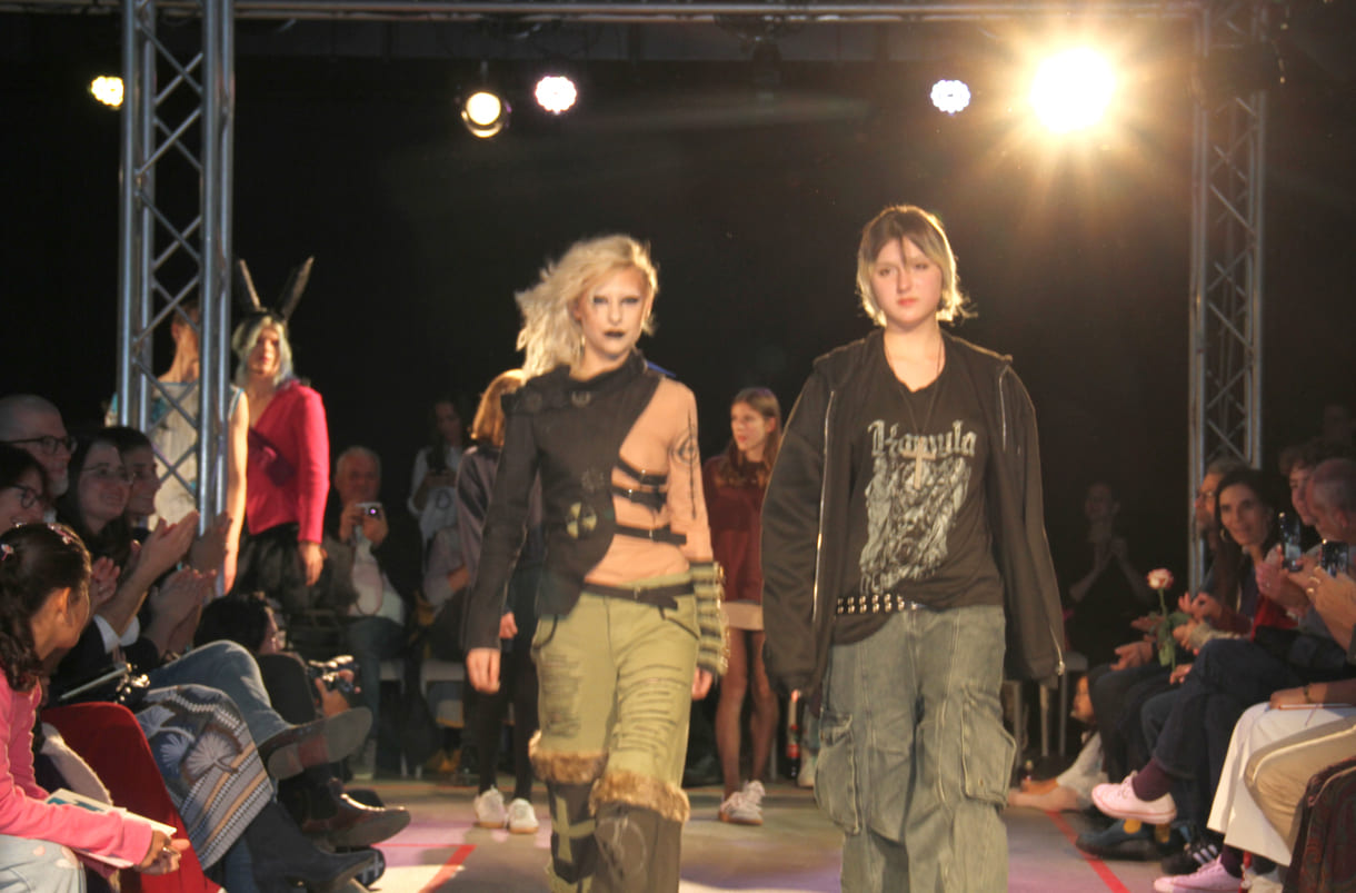 Jung-Designer:in und ihr Model