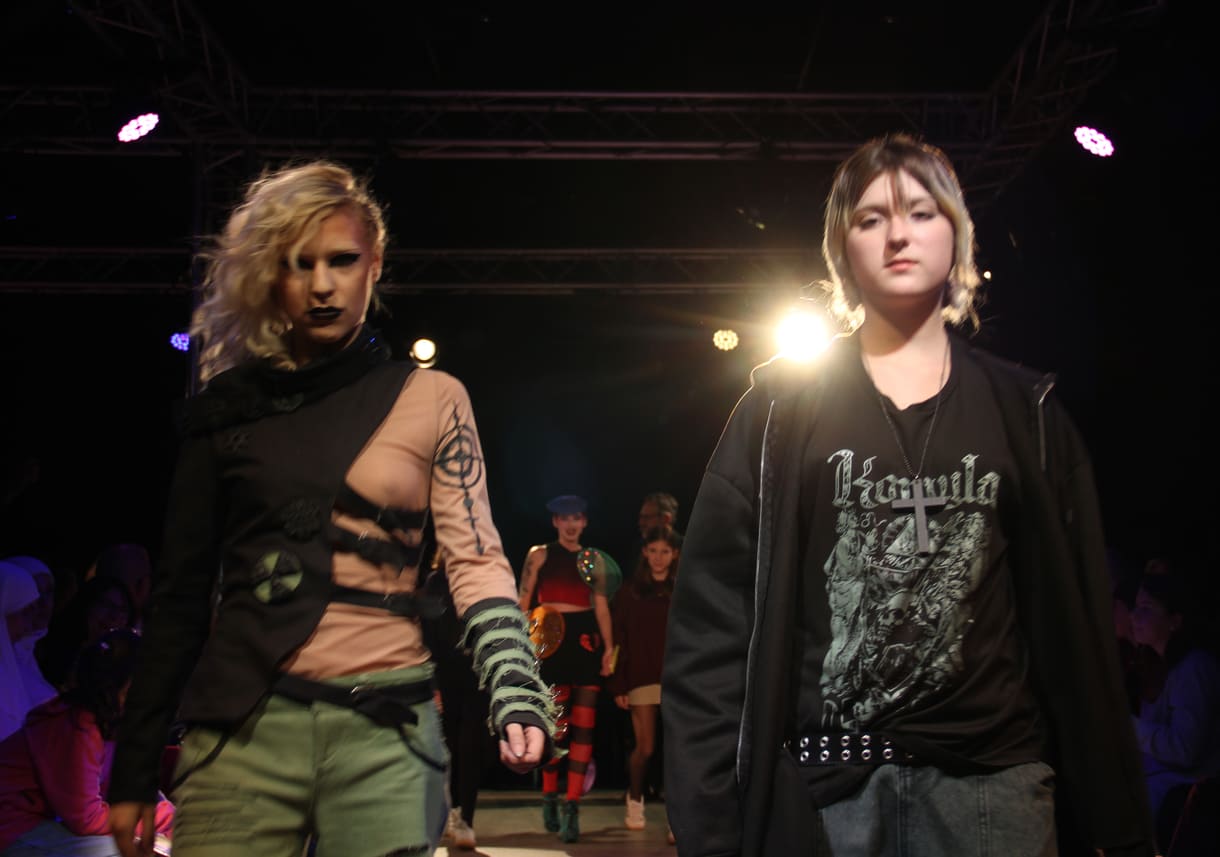 Jung-Designer:in und ihr Model