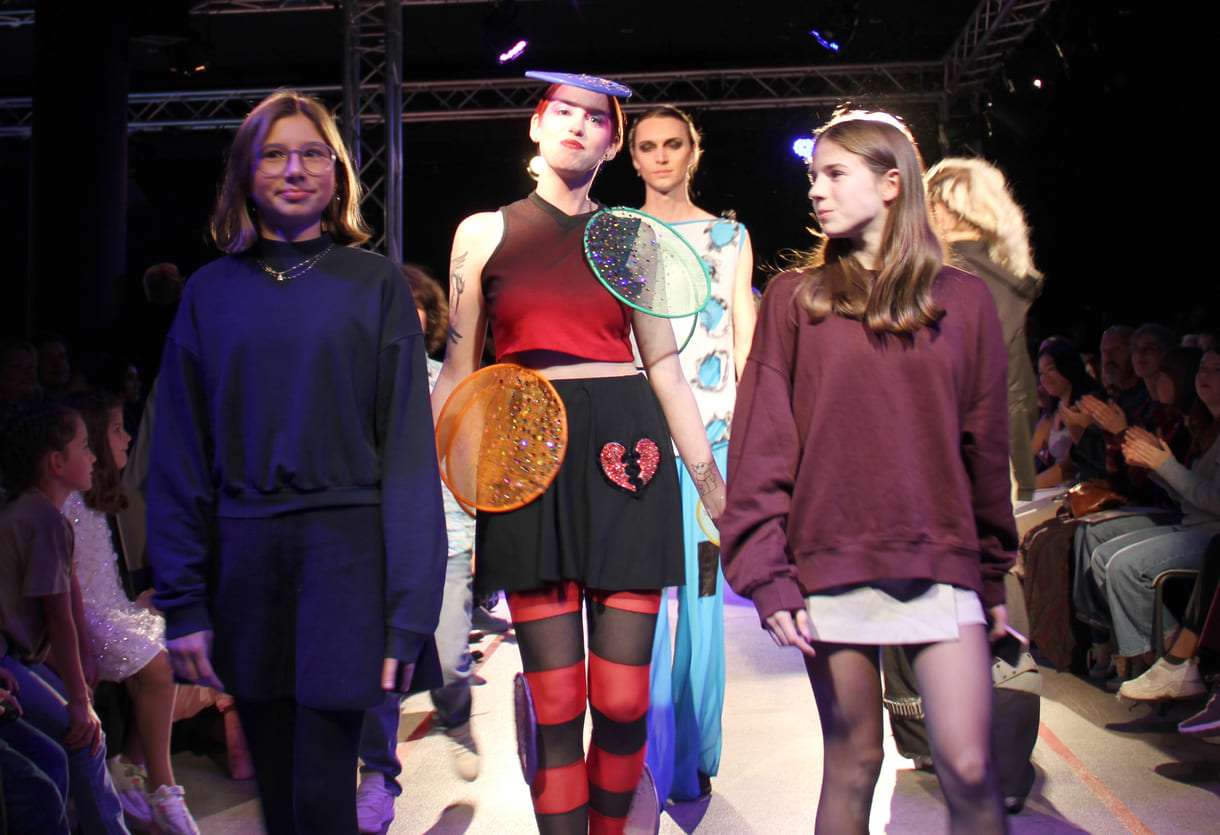 Jung-Designer:in und ihr Model