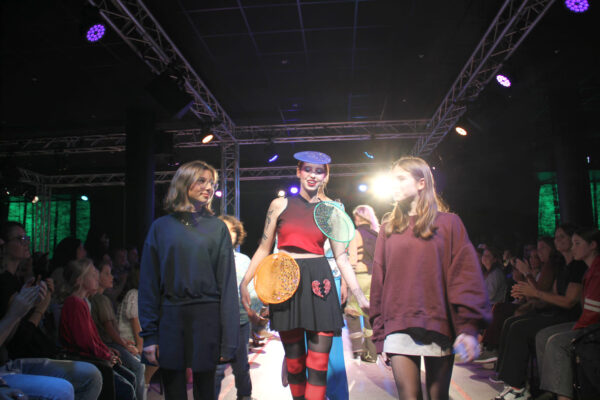 Jung-Designer:in und ihr Model