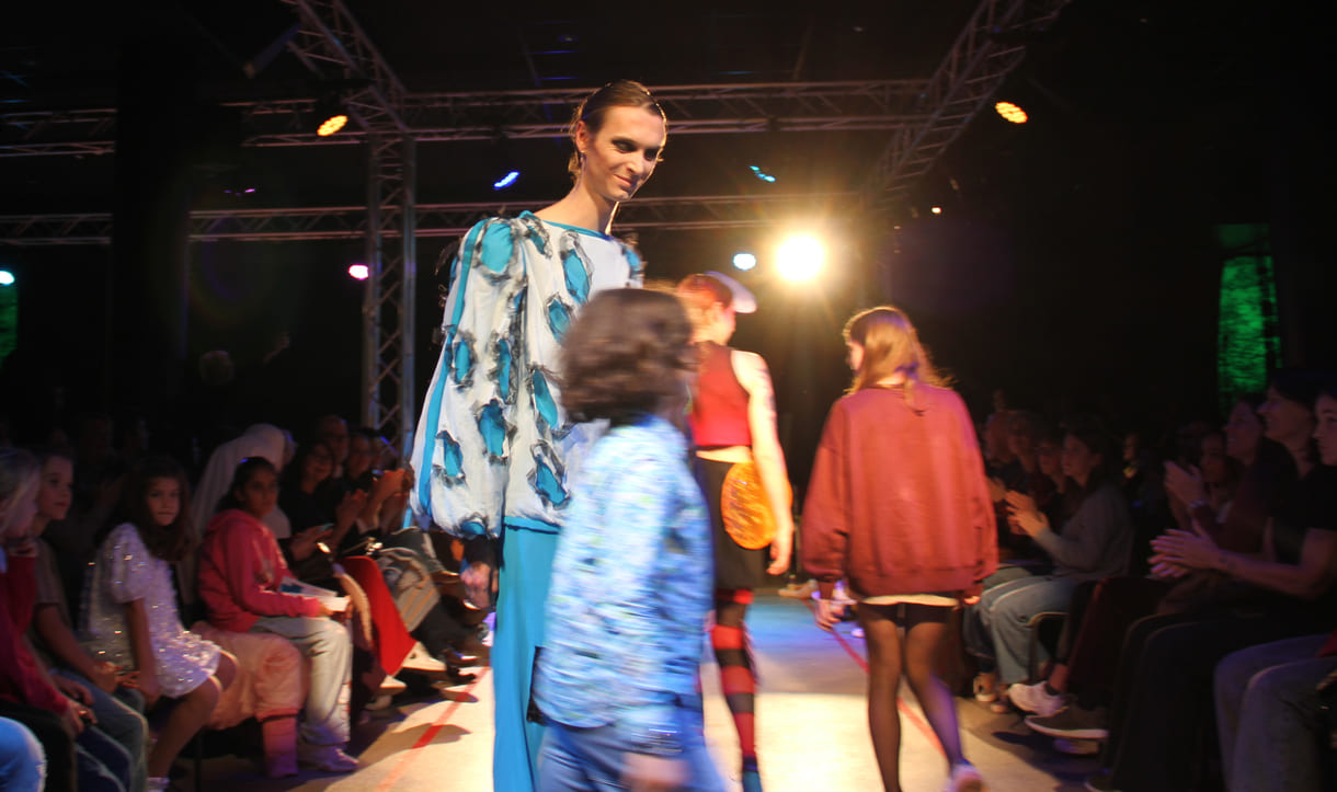Jung-Designer:in und ihr Model