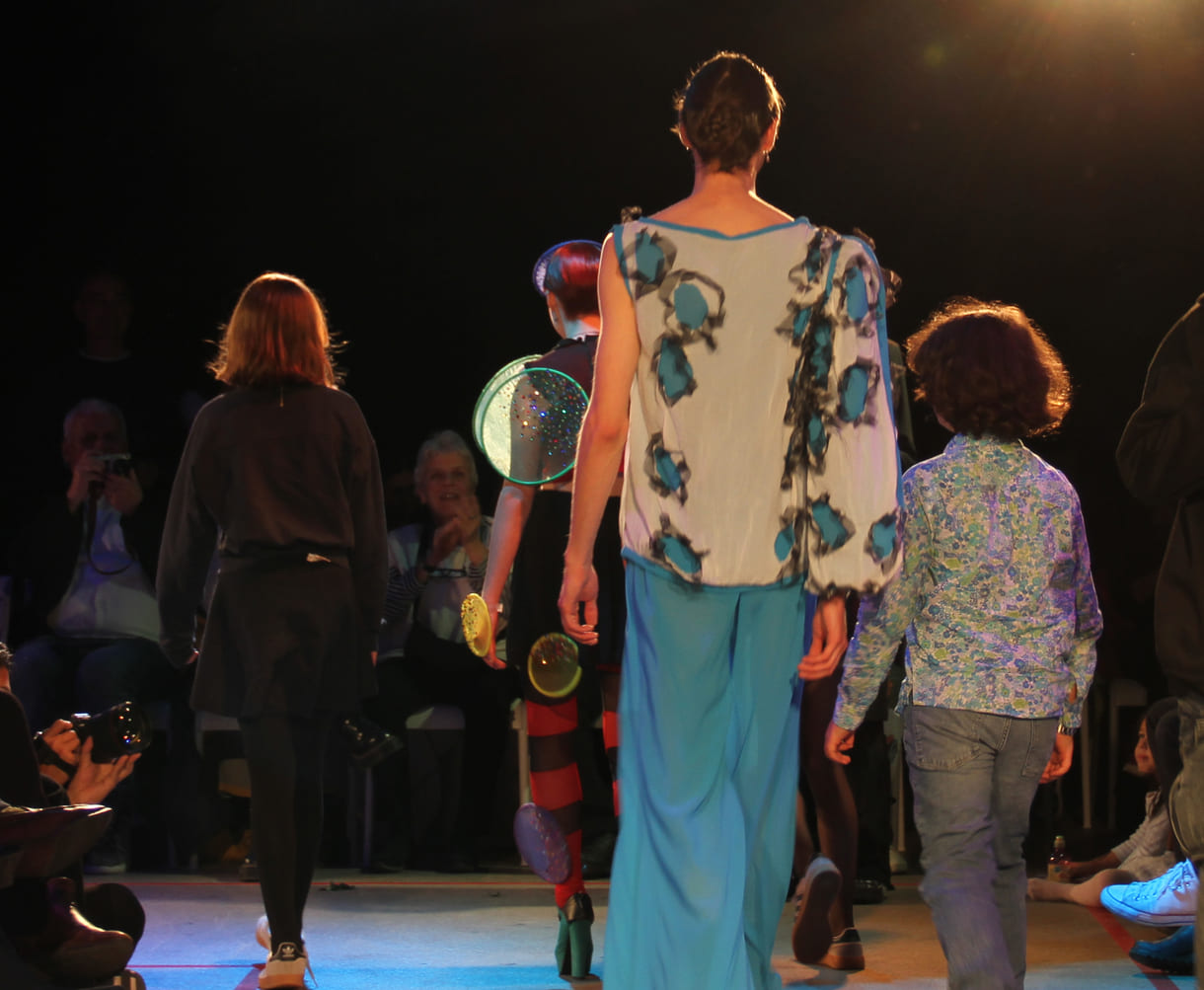 Jung-Designer:in und ihr Model
