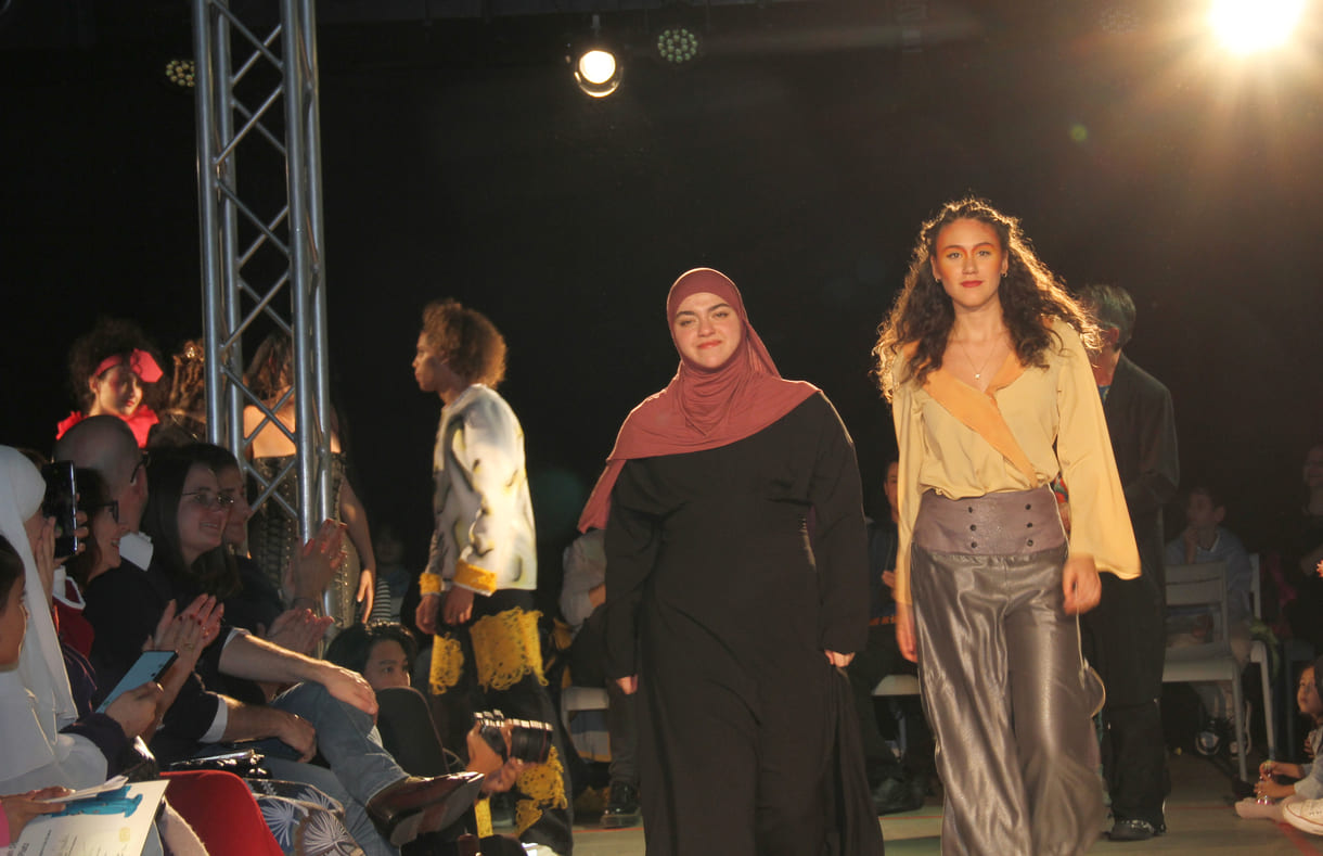 Jung-Designer:in und ihr Model