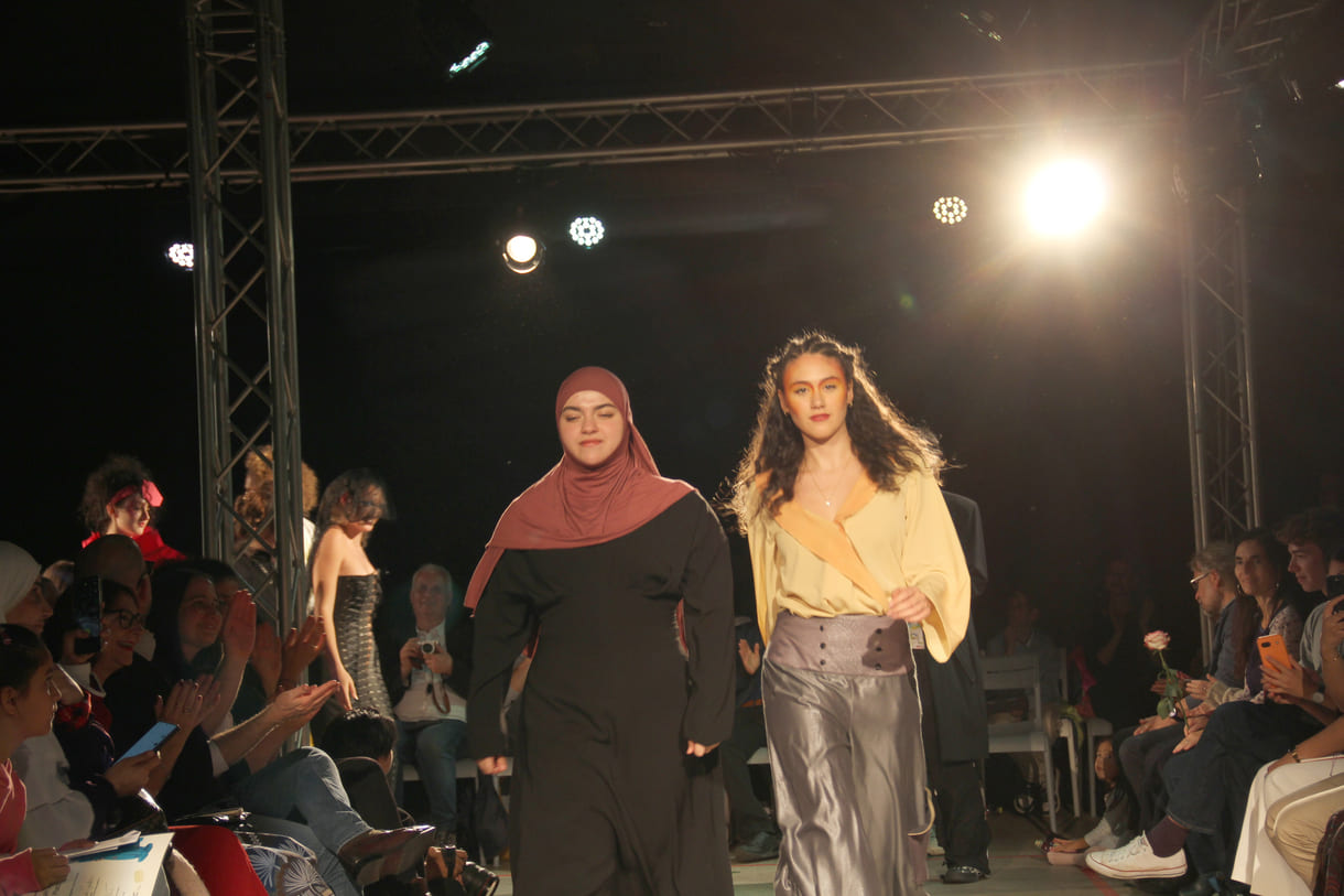Jung-Designer:in und ihr Model