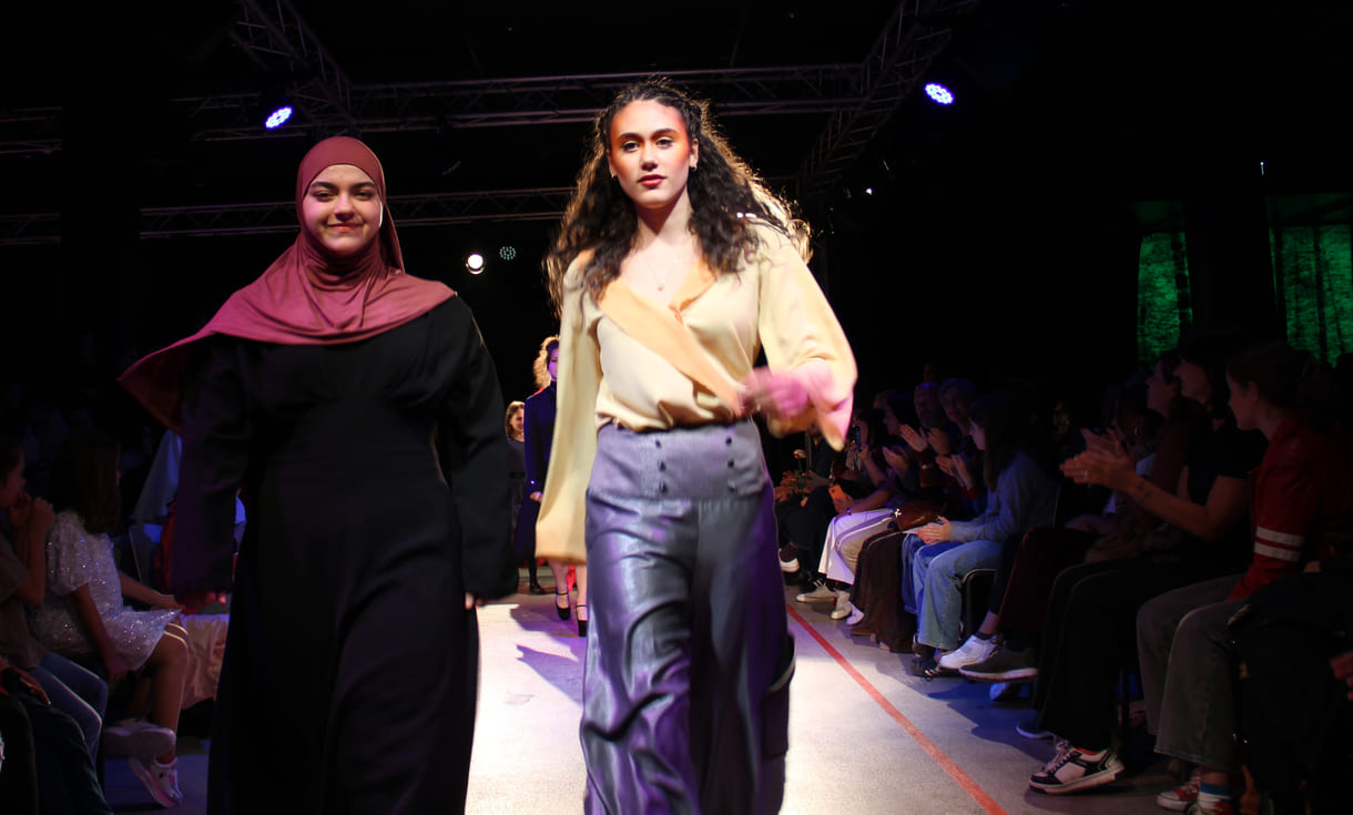 Jung-Designer:in und ihr Model